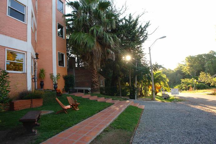 Imagen de los exteriores del Hotel Posada Del Bosque, Colonia de Sacramento. Foto 7