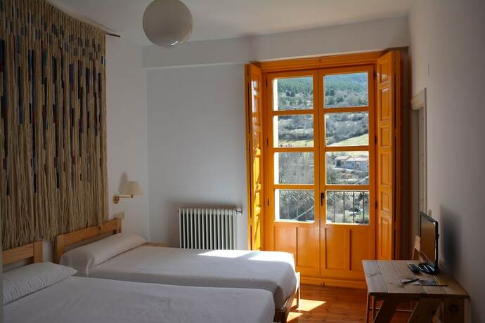 Imagen de la habitación del Hotel Posada Hoyos de Iregua. Foto 16