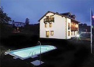 Imagen de la piscina del Hotel Posada La Estela Cantabra. Foto 8