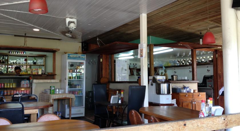 Imagen del bar/restaurante del Hotel Posada Los Delfines. Foto 2