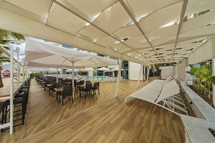 Imagen de la piscina del Hotel Poseidon - Adults Only. Foto 15