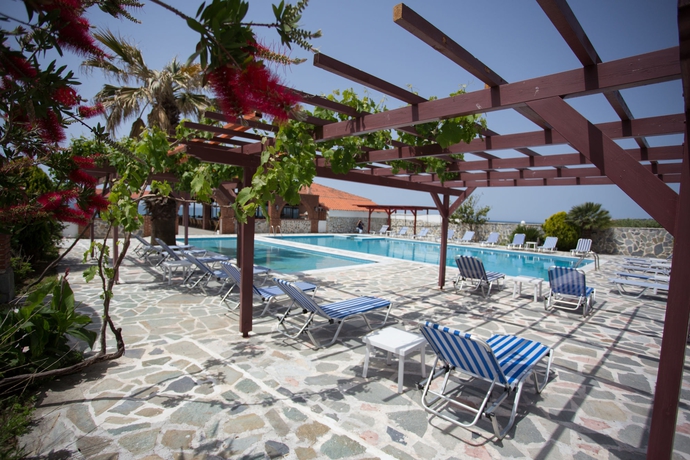 Imagen de la piscina del Hotel Poseidon Beach, Kastrosikiá. Foto 11