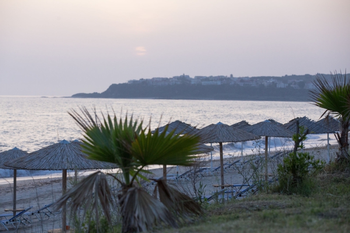 Imagen de los exteriores del Hotel Poseidon Beach, Kastrosikiá. Foto 6