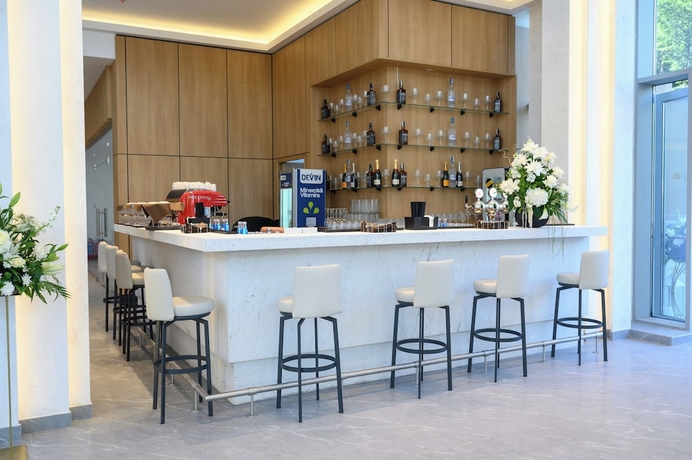 Imagen del bar/restaurante del Hotel Poseidon Beach Resort. Foto 2
