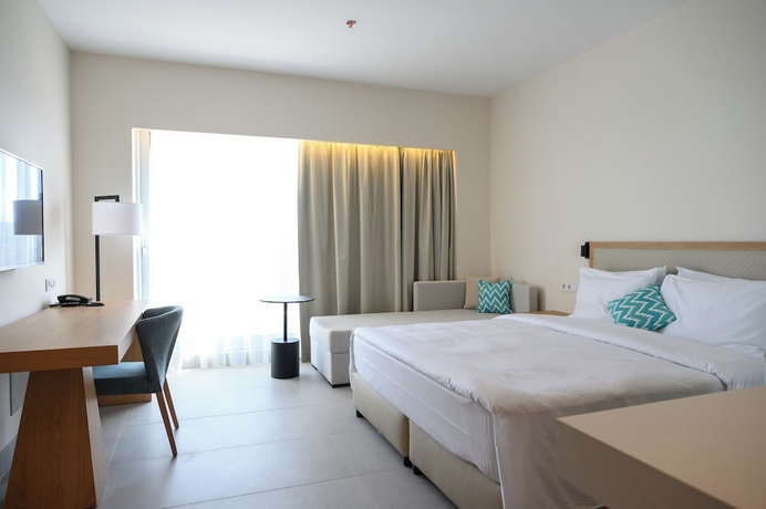 Imagen de la habitación del Hotel Poseidon Beach Resort. Foto 10