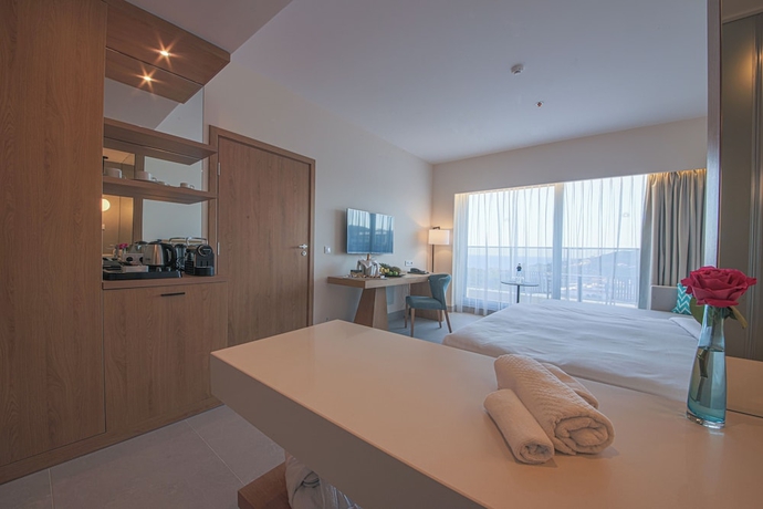 Imagen de la habitación del Hotel Poseidon Beach Resort. Foto 11