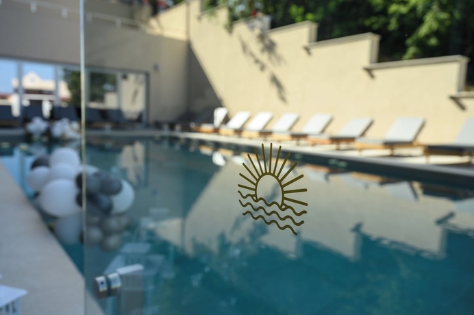Imagen de la piscina del Hotel Poseidon Beach Resort. Foto 16