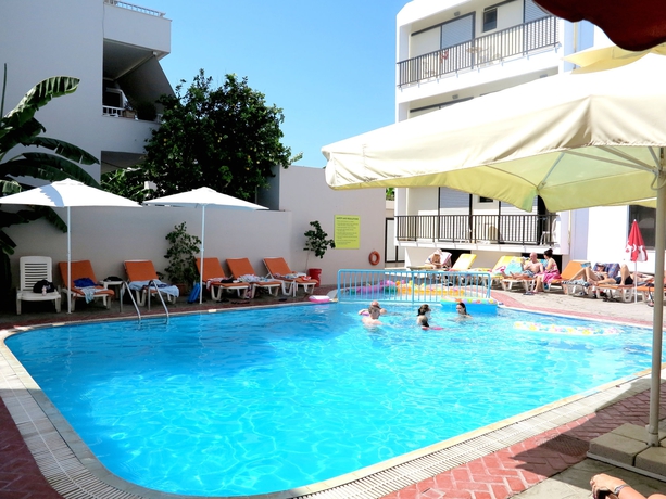 Imagen de la piscina del Hotel Poseidon and Apartments. Foto 15
