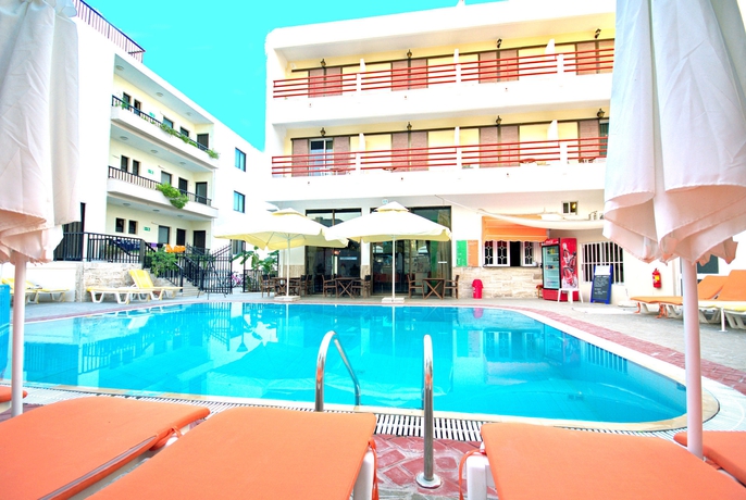 Imagen de la piscina del Hotel Poseidon and Apartments. Foto 16