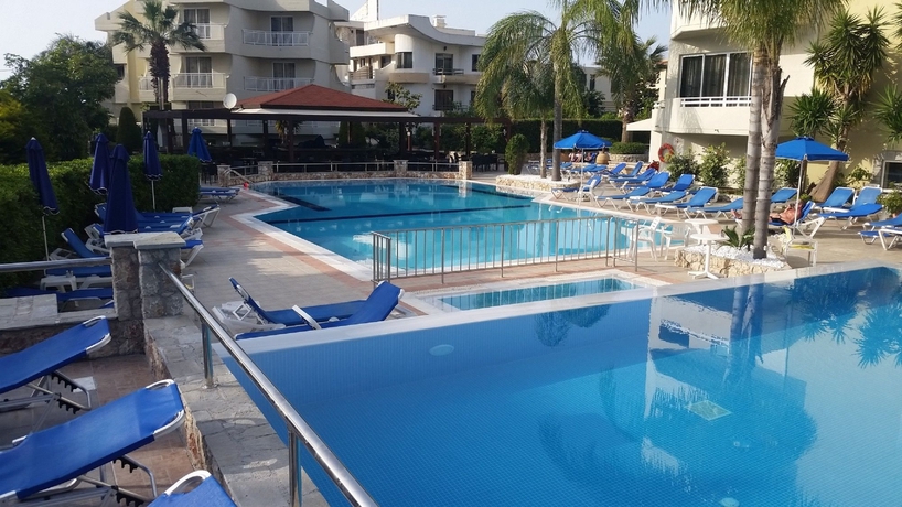 Imagen de la piscina del Hotel Poseidonia Apartments. Foto 14