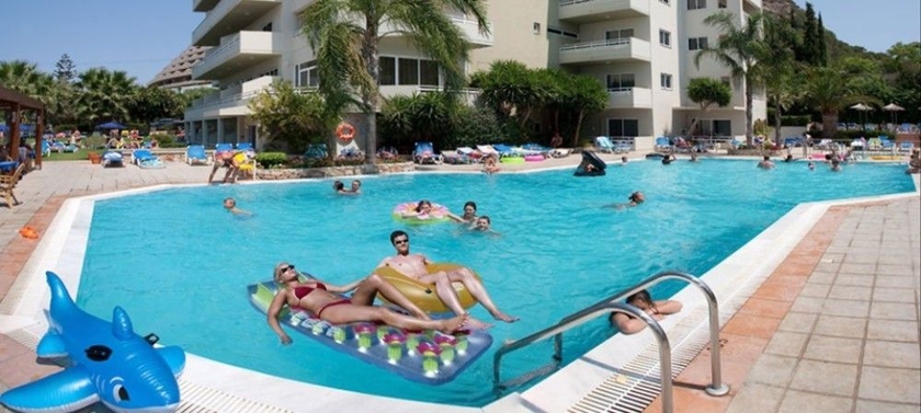 Imagen de la piscina del Hotel Poseidonia Apartments. Foto 15