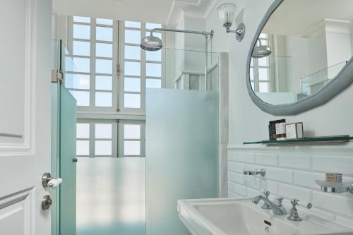 Imagen de la habitación del Hotel Poseidonion Grand Hotel. Foto 6