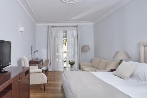 Imagen de la habitación del Hotel Poseidonion Grand Hotel. Foto 7