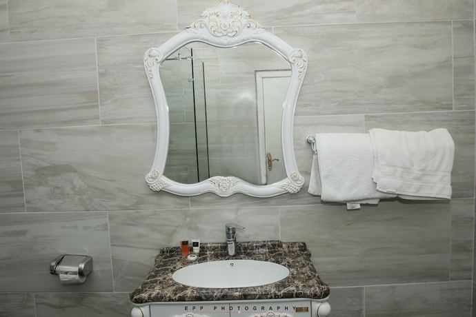 Imagen de la habitación del Hotel PoshLux Executive. Foto 8