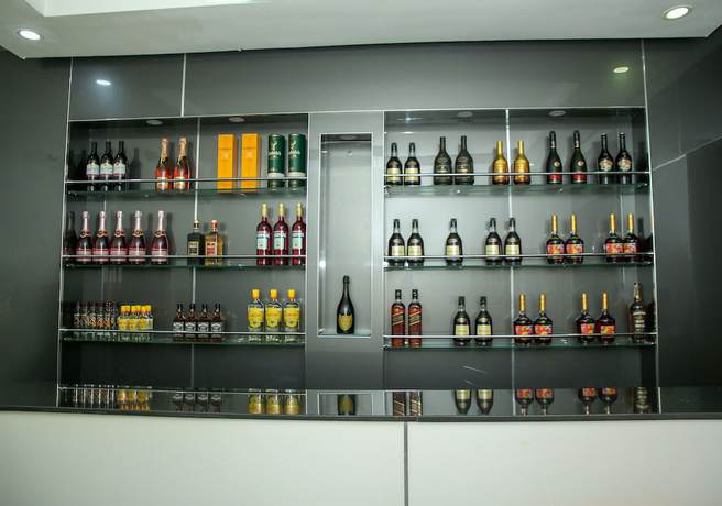 Imagen de la piscina del Hotel PoshLux Executive. Foto 19