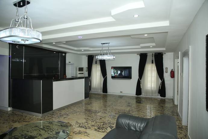 Imagen de los interiores del Hotel PoshLux Executive. Foto 18