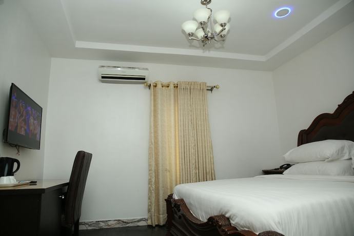 Imagen de la habitación del Hotel PoshLux Executive. Foto 11