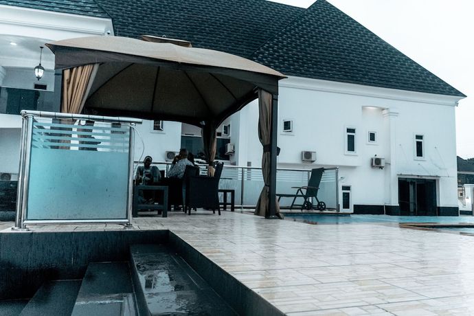 Imagen de la piscina del Hotel PoshLux Executive. Foto 20