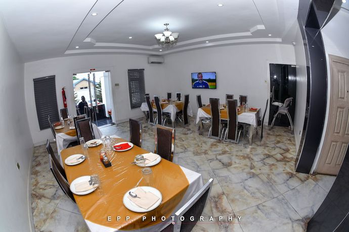 Imagen del bar/restaurante del Hotel PoshLux Executive. Foto 4