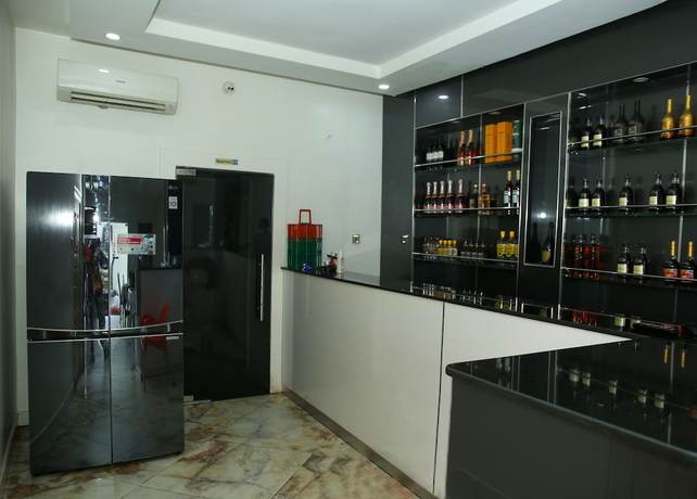 Imagen del bar/restaurante del Hotel PoshLux Executive. Foto 5