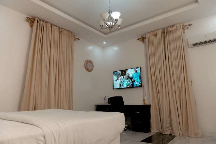 Imagen de la habitación del Hotel PoshLux Executive. Foto 16