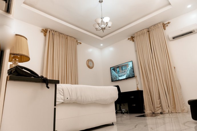 Imagen de la habitación del Hotel PoshLux Executive. Foto 17