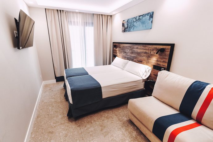 Imagen de la habitación del Hotel Posidonia Aparthotel. Foto 3