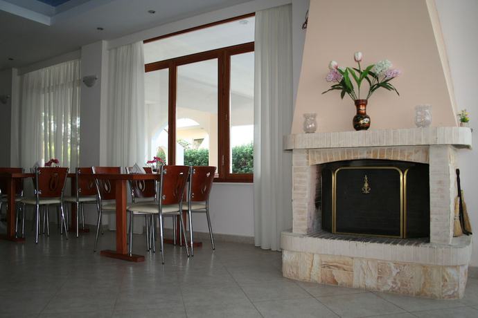 Imagen del bar/restaurante del Hotel Posidonia Pension. Foto 5