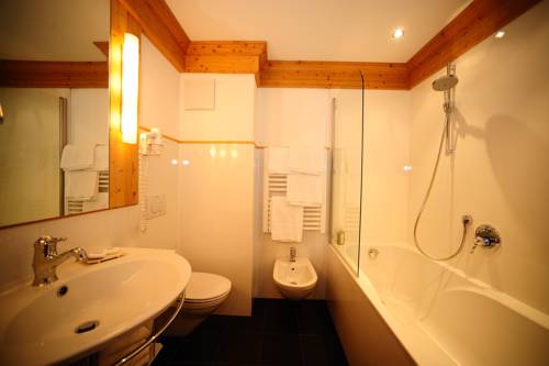 Imagen de la habitación del Hotel Post Alpina - Family Mountain Chalets, Dolomiti di Sesto - Alta Pusteria. Foto 7