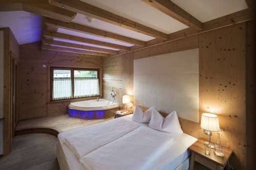 Imagen de la habitación del Hotel Post Alpina - Family Mountain Chalets, Dolomiti di Sesto - Alta Pusteria. Foto 9
