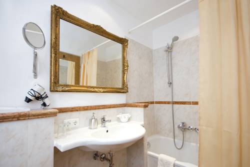 Imagen de la habitación del Hotel Post, Burghausen. Foto 11