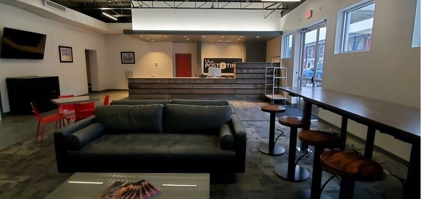 Imagen de los interiores del Hotel Post Time Inn. Foto 19