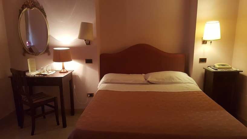 Imagen de la habitación del Hotel Posta, Sferracavallo. Foto 17