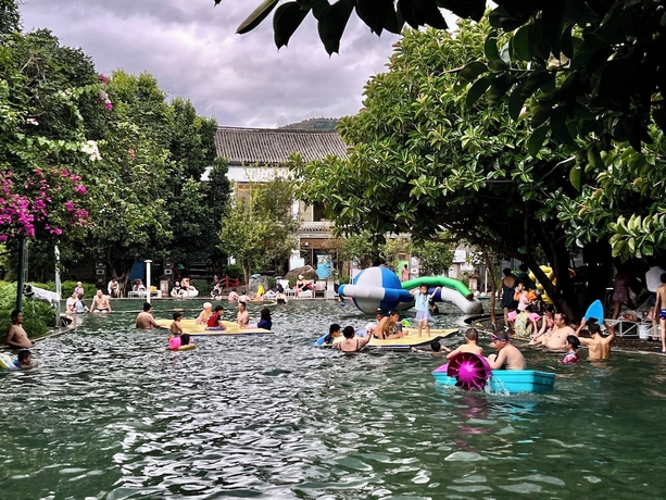 Imagen de la piscina del Hotel Potala Hot Spring Resort Dali. Foto 14