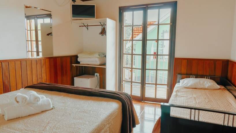 Imagen de la habitación del Hotel Pousada Arauc&aacute;ria Su&iacute;tes. Foto 13