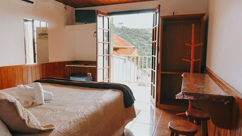Imagen de la habitación del Hotel Pousada Arauc&aacute;ria Su&iacute;tes. Foto 14