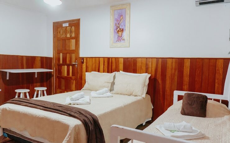 Imagen de la habitación del Hotel Pousada Arauc&aacute;ria Su&iacute;tes. Foto 15