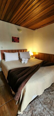 Imagen de la habitación del Hotel Pousada Arauc&aacute;ria Su&iacute;tes. Foto 16