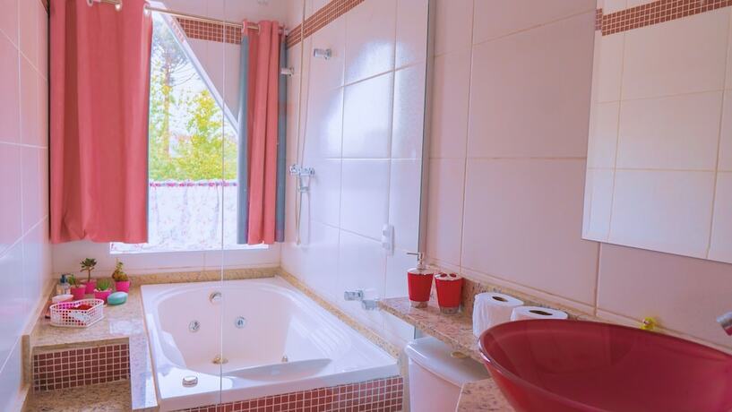 Imagen de la habitación del Hotel Pousada Arauc&aacute;ria Su&iacute;tes. Foto 17