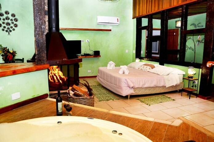 Imagen de la habitación del Hotel Pousada Chal&eacute;s Do Lago. Foto 16