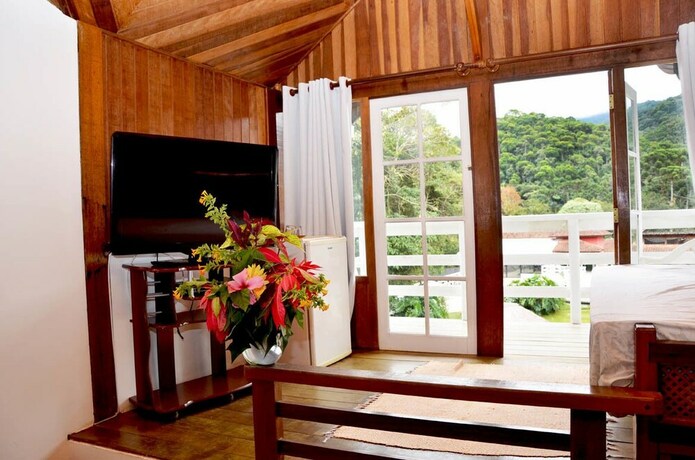 Imagen de la habitación del Hotel Pousada Chal&eacute;s Do Lago. Foto 35