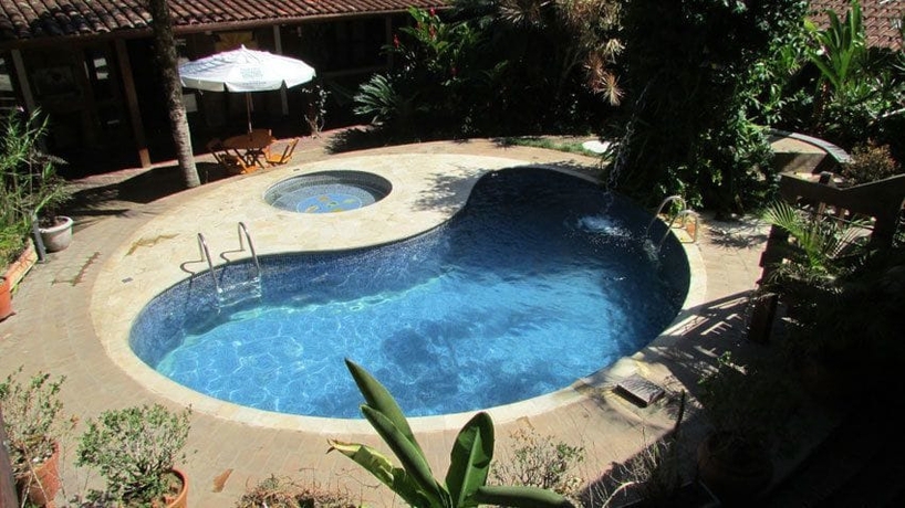 Imagen de la piscina del Hotel Pousada Enseada Dos B&uacute;zios. Foto 15