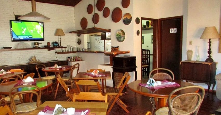 Imagen del bar/restaurante del Hotel Pousada Enseada Dos B&uacute;zios. Foto 5