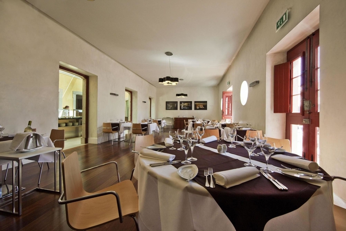 Imagen del bar/restaurante del Hotel Pousada Pal&aacute;cio De Est&oacute;i. Foto 3
