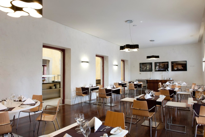 Imagen del bar/restaurante del Hotel Pousada Pal&aacute;cio De Est&oacute;i. Foto 5