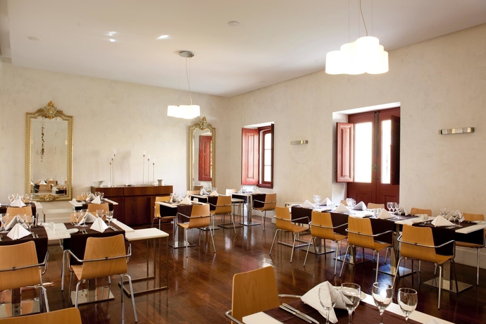 Imagen del bar/restaurante del Hotel Pousada Pal&aacute;cio De Est&oacute;i. Foto 7