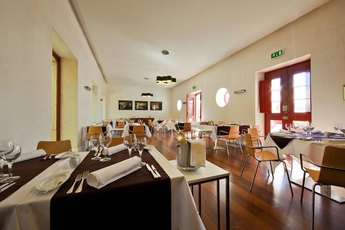 Imagen del bar/restaurante del Hotel Pousada Pal&aacute;cio De Est&oacute;i. Foto 8