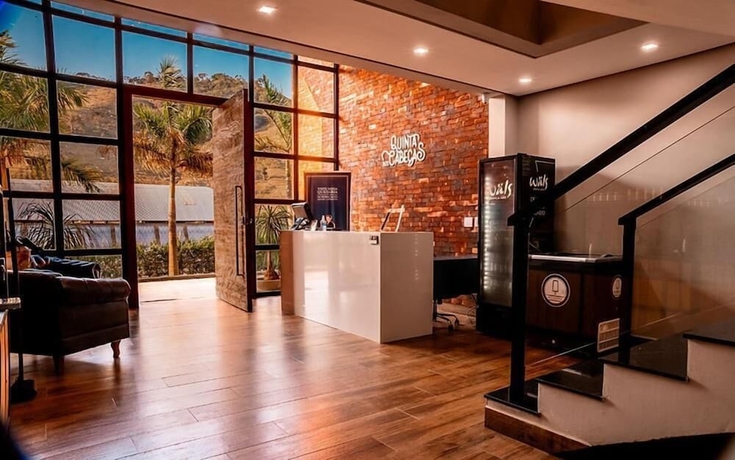 Imagen de los interiores del Hotel Pousada Quinta dos Cabe&ccedil;as. Foto 17