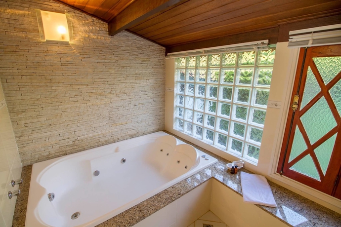 Imagen de la piscina del Hotel Pousada Serra Villena. Foto 17