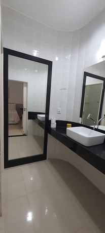 Imagen de la habitación del Hotel Pousada Su&iacute;tes do Lago. Foto 4